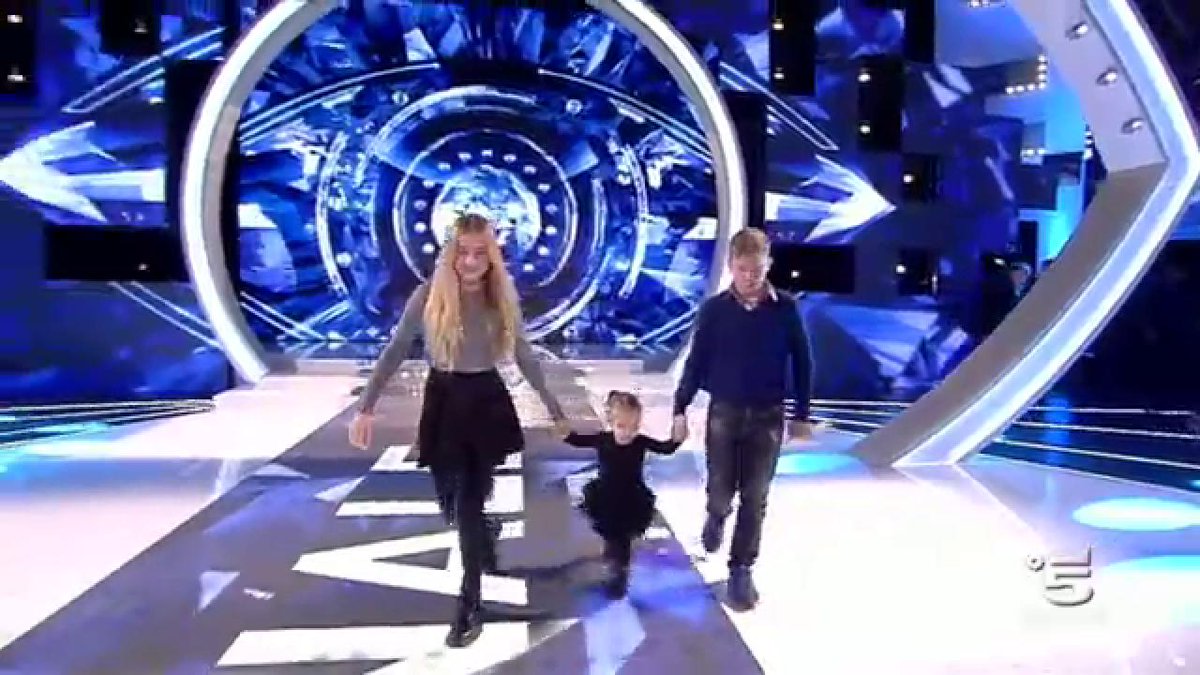 uomini ti guarderanno così e poi semplicemente decideranno di rovinare tutto quello che avete costruito insieme tradendoti #gfvip