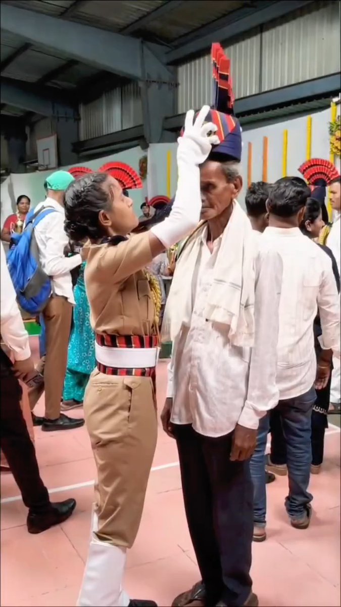मां बाप को तोहफें में कामयाबी दो , बाकी सब तो वो खुद भी कमा लेते हैं ।।