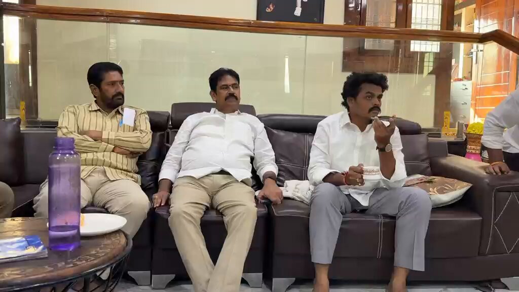 🚨 అక్రమ మట్టి తవ్వకాల పంపకాల సెటిల్‌మెంట్‌లో బిజీగా పోలవరం JanaSena Party ఎమ్మెల్యే Chirri Balaraju .. జనసేన ఎమ్మెల్యే సెటిల్‌మెంట్ వీడియో వైరల్.. నువ్వు చెప్పిన ‘కొత్త తరం రాజకీయాలు’ అంటే మీ జనసేన ఎమ్మెల్యేలు సెటిల్‌మెంట్లు, దోపిడీలు చేయడమా Pawan Kalyan ? #PackageStarPK #CBNJungleRaj #JaganannaConnects