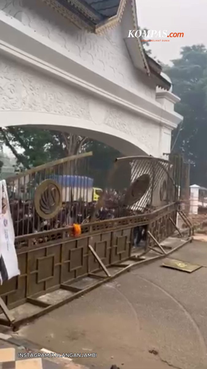Demo Karhurla di Jambi Memanas, Gerbang DPRD Nyaris Jebol Baca di