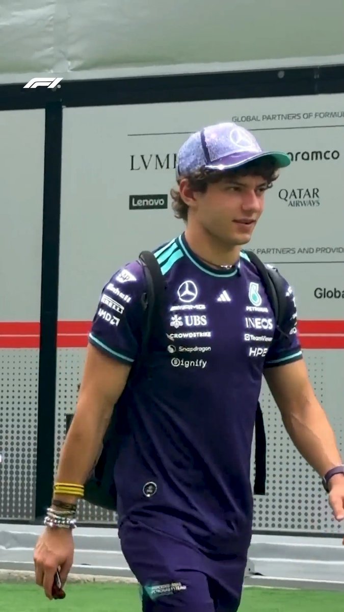 First George, now Kimi ✨🧢 #F1 #SingaporeGP Mercedes-AMG PETRONAS F1 Team