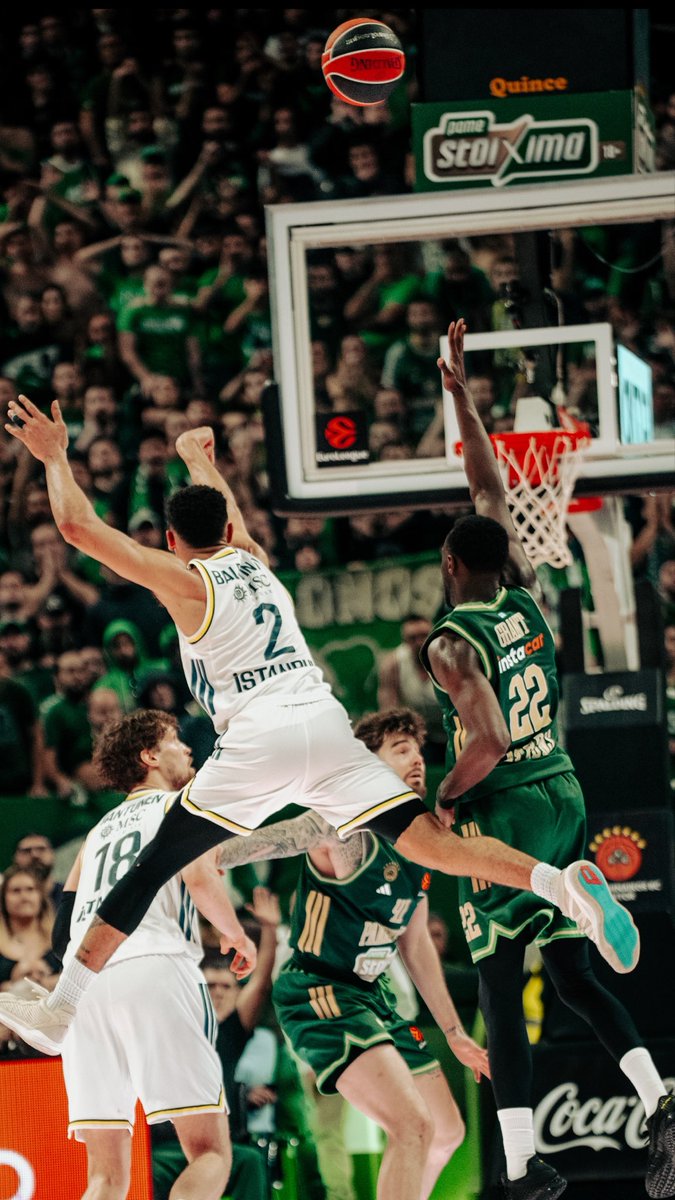 Still not over this moment from the last time Fenerbahçe Tarfin Erkek Basketbol travelled to Athens to face Panathinaikos BC 😳 The IV WINNER captured courtside 🤳