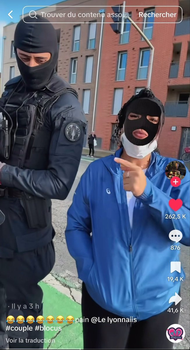 Le plus drôle dans cette histoire c’est qu’il joue le jeu en plus 😂😂