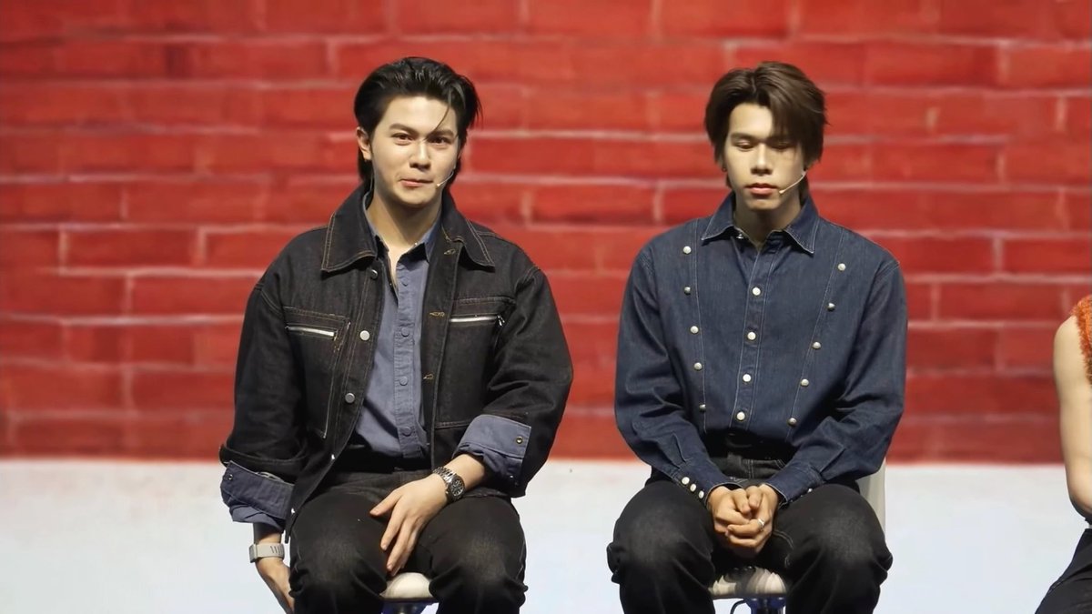 พี่จูเปนพ่อน้องวิลเลี่ยมจริง ๆ ๆ ๆ ๆ 555555555 หนุเลี่ยมดื้อมาก ปรับเก้าอี้ขึ้นลง พี่จูเลยถาม ‘หนูเป็นอะไรลูก’ คือเรียกน้องวิลเลี่ยมว่า ‘หนู’ อะ 😭😭😭😭 จั้นใจแตกปุ๋ง 💔💔💔