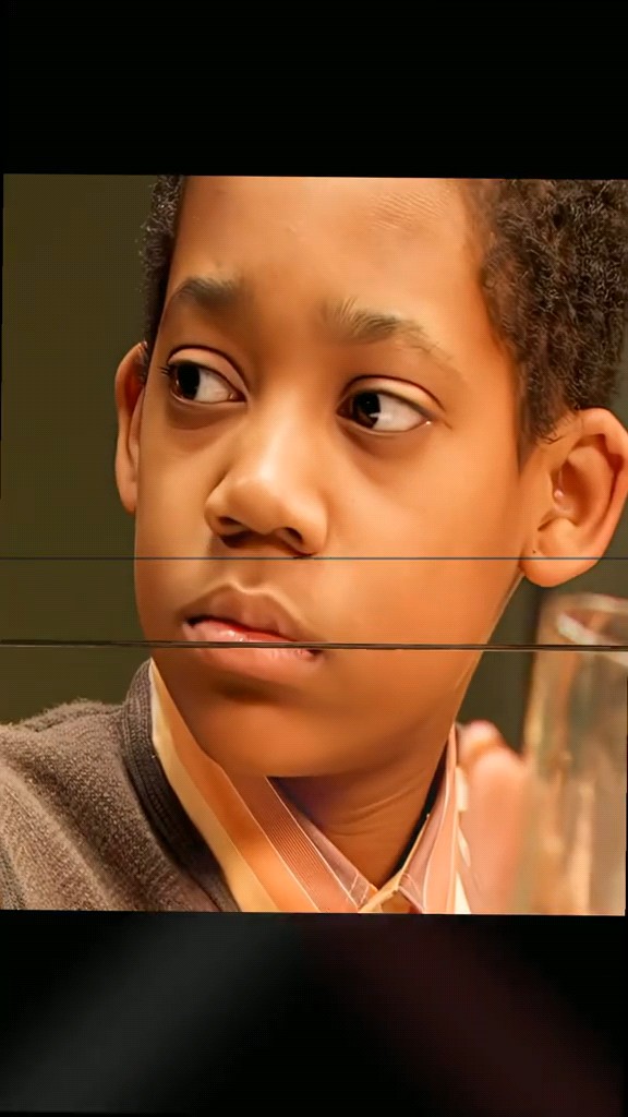Julius warns Chris about getting caught in the middle of family friction, advising him to stay out of it and apologize to his grandmother. Everybody Hates Chris🎬