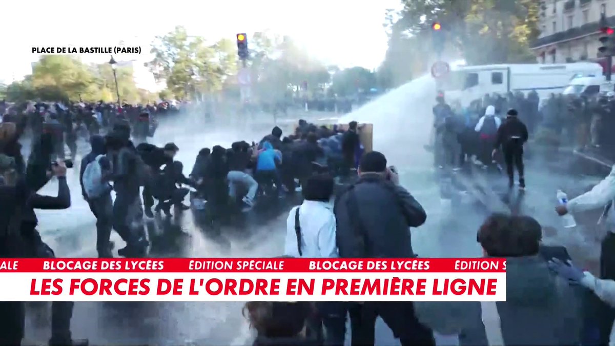 Manifestations lycéennes : les forces de l'ordre utilisent des canons à eau pour faire reculer les jeunes manifestants à Paris. Toute l'info est à retrouver sur