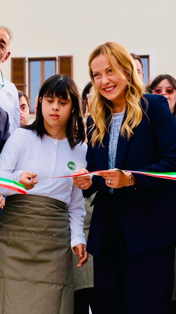 Oggi ad Ascoli Piceno, insieme al Sindaco Marco Fioravanti e al Presidente della Regione Marche Francesco Acquaroli, per l’inaugurazione di Palazzo Saladini Pilastri. Uno dei simboli della città, un complesso monumentale che viene restituito ai cittadini dopo decenni di abbandono, grazie a un imponente intervento di riqualificazione finanziato con il PNRR. Un progetto che unisce bellezza, cultura e inclusione. Con un albergo etico e un ristorante a chilometro zero gestiti da persone con disabilità, appartamenti sociali a canone concordato per chi è più fragile, nuovi servizi per i cittadini e la comunità. Un esempio concreto di come recuperare il nostro patrimonio possa significare anche creare nuove opportunità per le persone e per il territorio.