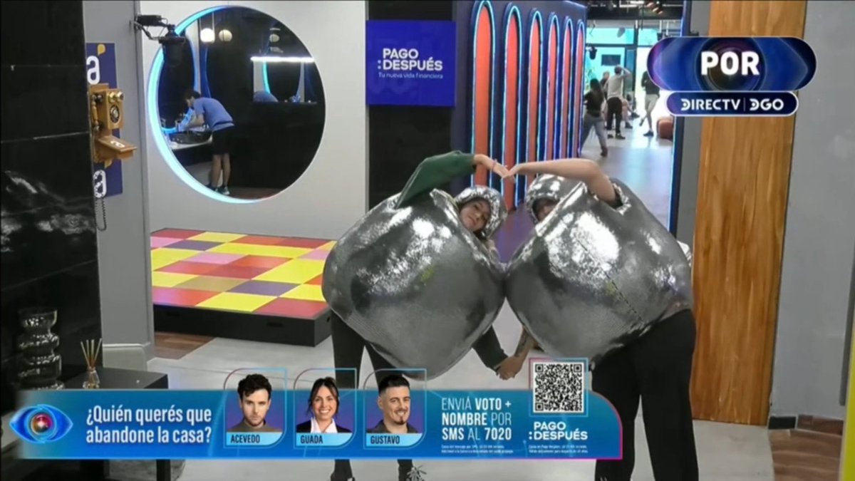 Agustina y Jazmín con las bolas de disco en la prueba del presupuesto #GranHermanoUY