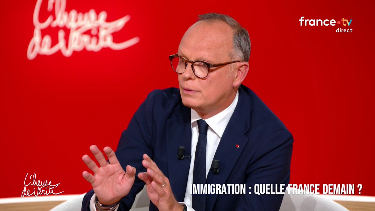 🔴 "S'il faut modifier la Constitution, le peuple peut [le faire]". Edouard Philippe n'évacue pas totalement de recourir au référendum sur l'immigration. #HeuredeVérité