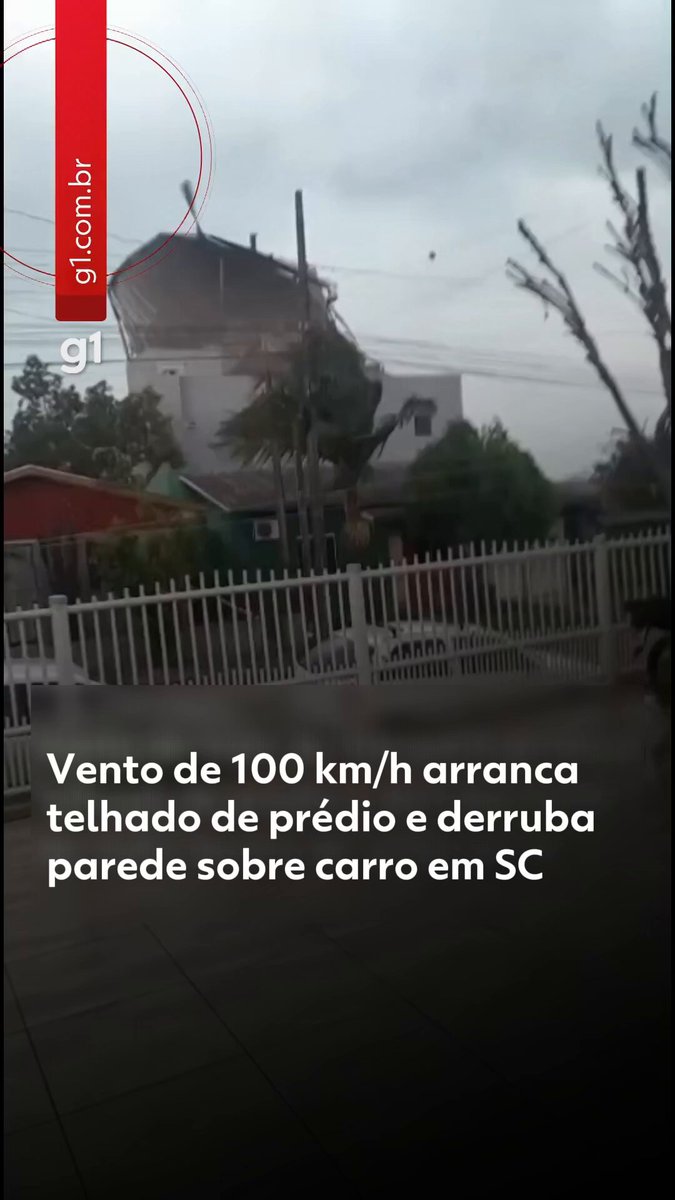 Santa Catarina - Um vídeo mostra o momento em que a força do vento arranca o telhado de um prédio e o lança sobre uma casa vizinha em Chapecó, no Oeste de Santa Catarina, na tarde desta quinta-feira (8). O caso ocorreu no bairro Efapi, e as imagens foram gravadas por uma moradora. No vídeo, a estrutura de aluzinco se desprende da cobertura e atinge o imóvel ao lado. A estação da Epagri/Ciram, órgão que monitora o tempo no estado, registrou uma rajada de vento de 101,88 km/h às 14h desta quinta-feira em Chapecó. O vento também causou estragos em outros pontos da cidade. Uma torre de rádio caiu dentro da Igreja Nossa Senhora Aparecida, também no Efapi. Ninguém se feriu. Veja mais no #g1 #telhado #chapecó #santacatarina #vento