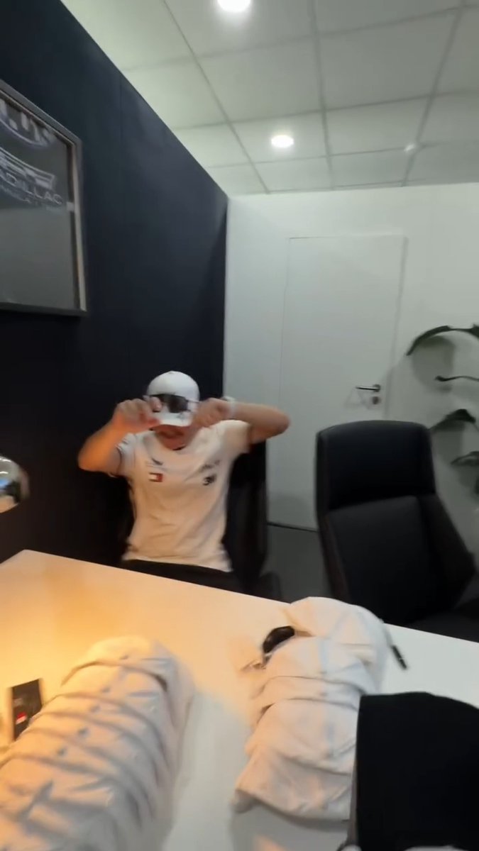 ¡CHECO PÉREZ HIZO SALTAR A BOTTAS! 😂 Vean cómo logró espantar a su compañero con esta bromita (vía cadillacf1)