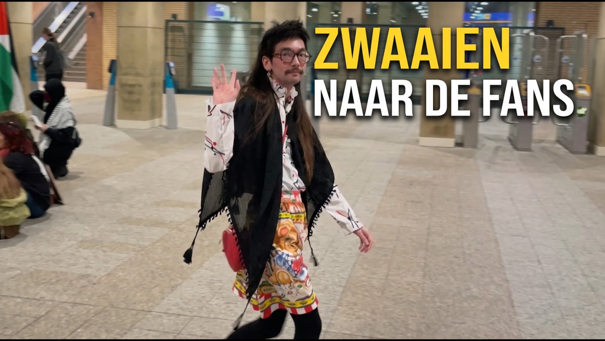 Zwaaien naar de fans en dan snel naar de politie rennen. Wat zou er zo aan het einde van de sit-in nog dringend met de agenten besproken moeten worden? Toch niet wéér een poging om een onafhankelijke verslaggever te laten wegjagen? #Groningen #7oktober