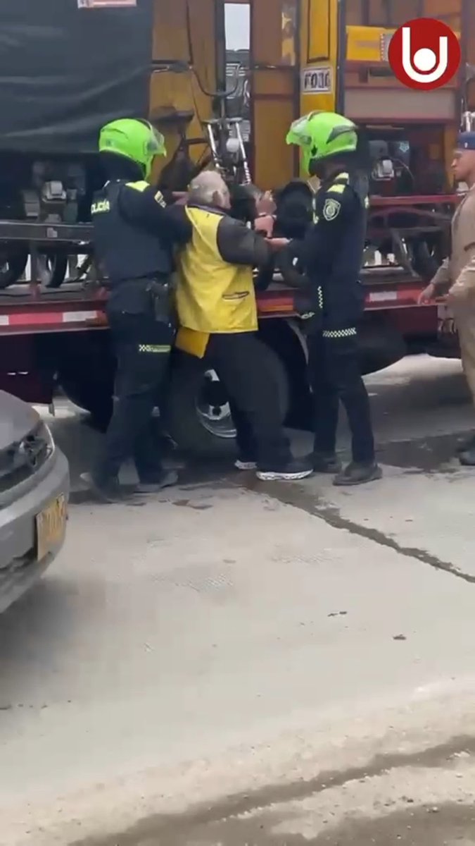 ¡Indignante! Duele ver a un adulto mayor aferrado a su bicitaxi para defender su trabajo y su comida diaria, mientras la Policía interviene para retirarlo. ¡Este procedimiento en Soacha debe investigarse y las autoridades tienen que responder! Mientras los delincuentes siguen sembrando miedo en las calles, descargan la autoridad sobre un señor que lucha por sobrevivir. ¿Esa es la mano dura: contra quien tiene menos posibilidades de defenderse? ¡Basta de tratar al humilde como enemigo, al pobre como amenaza y al trabajador como delincuente! La autoridad debe proteger la dignidad de la gente. ¡La pobreza no se combate con fuerza: se combate garantizando oportunidades!