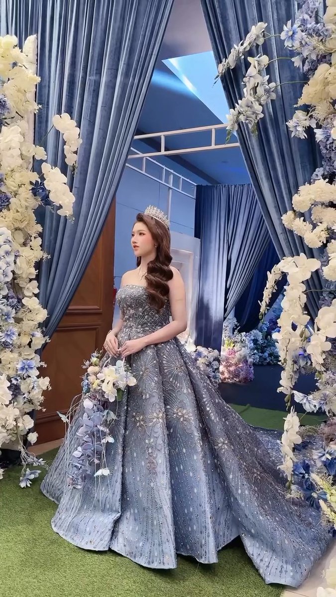 Ini namanya pernikahan ala kerajaan. Maka hari ini saya nobatkan Mbak Pikeu sebagai Princess Van Mojokerto.