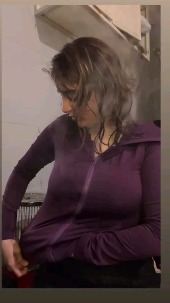دق عليا قال انا بالطريق فقمت اجهز البضاعة وابخرها🤭👄😅