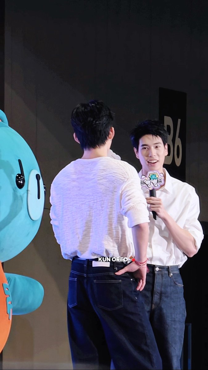 Q: ถ้ามีเวลาว่าง 1 วัน ครอบครัวตัว P อยากไปเที่ยวที่ไหน และทำกิจกรรมอะไรด้วยกัน? 🐻🐼: //เลือกดำน้ำ 🎧: แล้วพิเพิ่มจะดำยังไงอะค้าบบ? 🐻: พิเพิ่มลอยอยู่บนน้ำไง 🐼: ดีกว่าไป sky driving …เพิ่มพูนที่มีเด็กคนนึงโยนลงมาจากคอนโด อันนั้นครั้งที่ 1 อันนี้ครั้งที่ 2 🎧: ไม่เอาดีกว่า ไปดำน้ำดีกว่าครับ 🐼: ก็มี scuba ที่น่าทำ แต่ว่าเพิ่มพูนก็ลอยอยู่ เป็น snorkel ละกัน 🎧: ช่ายยย พิเพิ่มรอดูโมเม้น 🐻: แต่ไม่น่าถ่ายมาได้นะ ดำน้ำไงเดี๋ยวมือถือพังกล้องพัง 🐼: อุ้ย! มันก็เหมาะกับเราไง เพราะเราเม็ดไง (😅) PPP FAM FANIVAL FANSIGN #GMMTVFANIVAL2026HappyFamilyxPP #ปอนด์ภูวินทร์ #PondPhuwin #Permpoon