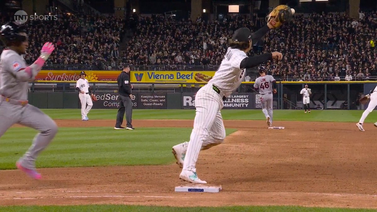Munetaka Murakami executes the 3-6-3 double play to perfection 😤