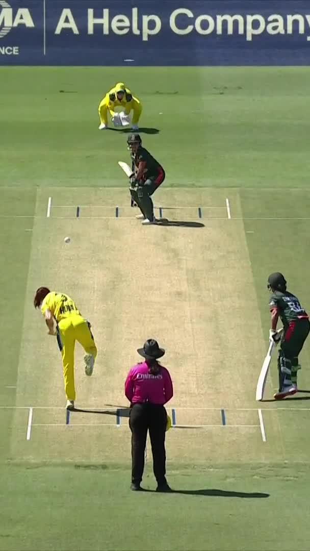 FIRST BALL OF THE SUMMER MEGAN SCHUTT 🤯🤯🤯 #PlayOfTheDay | NRMA Insurance | #AUSvBAN