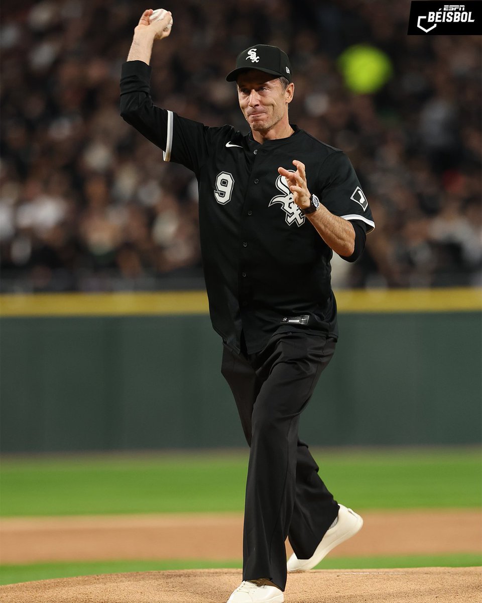 Robert Lewandowski fue el encargado de lanzar la primera bola en el juego 4 de la serie entre White Sox y Guardians.⚾️🔥🤝⚽️ (Vía @chicagofire/IG)