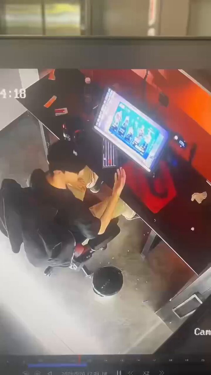 卧槽😱 这是咋的了！这是我朋友的网吧昨晚上发生的一幕， 据说这个人是刚从俄罗斯回来，这该不会是得了鼠疫吧？