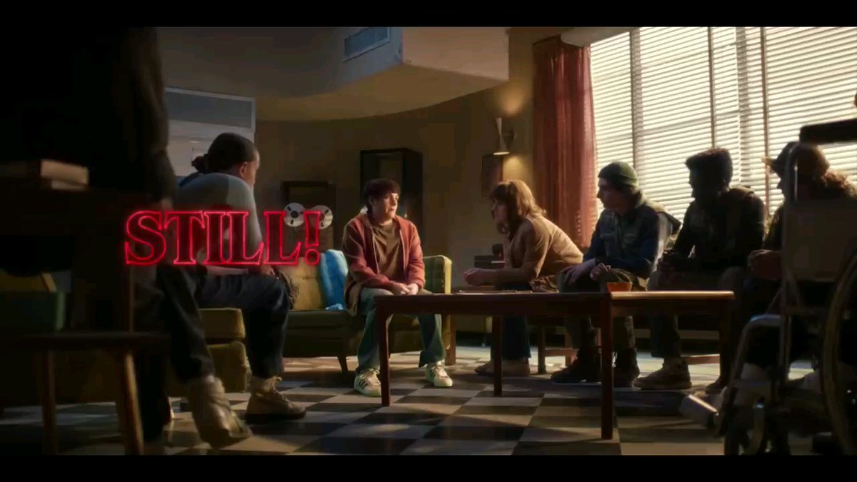 SNL TOOK A SHOW ABOUT SUPERNATURAL HORROR AND FOUND ANOTHER WAY TO MAKE IT RIDICULOUS. “STRANGER THINGS PROMO” made Season 51's top 20 most-viewed SNL YouTube sketches, with 5.1 million views reported in May 2026. That is worth noticing. When a show becomes a cultural phenomenon, parody has an advantage: the audience already understands the world, the characters and the atmosphere. SNL doesn't have to spend five minutes explaining the reference. It can get straight to the joke. And that's what makes familiar franchises such powerful material for sketch comedy. The audience arrives with expectations. The writers only need to break one of them in an unexpected way.