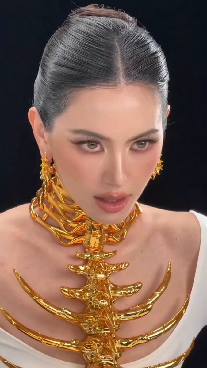 ผีตระขาบในร่างยัยวรนาฏเป็นชายแท้ด้วยซ้ำ แต่ฮีเลือกแต่ร่างคนสวย พอเข้าร่างเขาแล้วโซ๊ะเลย รู้จักแต่งหน้าแต่งตัว บอดี้สับ เมคอัพปัง สรุปง่ายๆนี่คือผีกะเทย อ้างว่าแก้แค้นคือแก้แค้นแบบใดตัวเองไม่ได้ไปผุดไปเกิด ต้องย้ายร่างไปเรื่อยด้วยซ้ำ โน้น คนที่หล่อนแค้นเขาไปเกิด10ชาติแล้วเจ๊