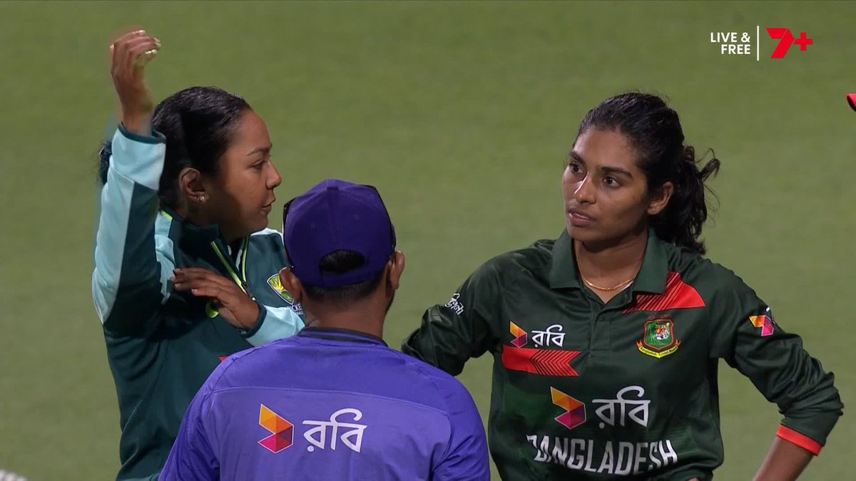 Alana King 🤝 the next generation How good to see tips and tricks being passed along 👏