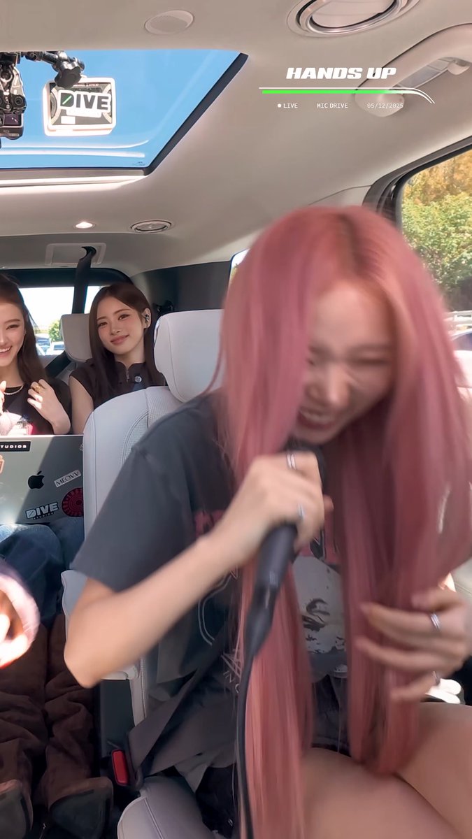Narin : Crack the sky open put your hands up Gawon: not the driver tho~ Narin: ….😂😂😂😂 Sooin: Are you okay ~?