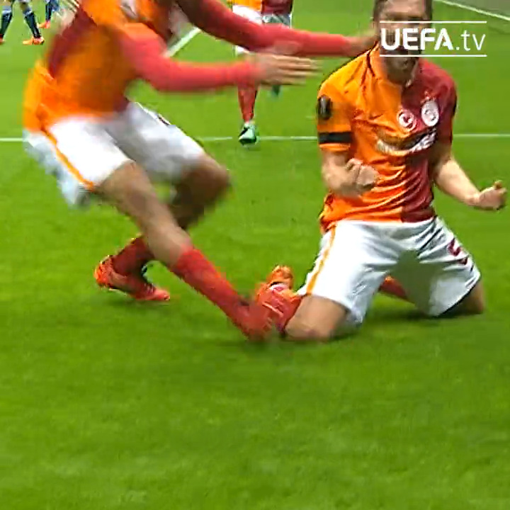 Sahte 9 Sabri Sarıoğlu'nu hatırlar mısınız? Mustafa Denizli'nin full savunmacı kadroyla çıktığı Lazio maçında forvet Sabri Sarıoğlu'ydu. Ali Güneş'i forvet oynatıp, Galatasaray'ı yendiği maçtan kopamamıştı hoca.