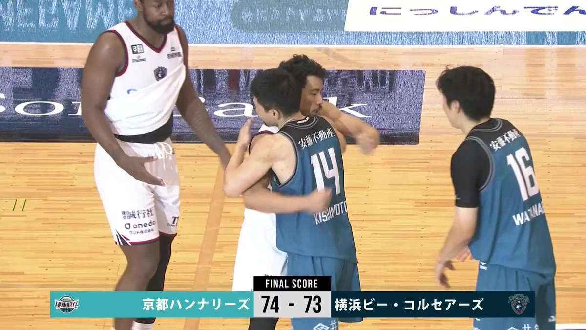 京都が横浜BCとの接戦を制す！ 試合後、岸本隆一と並里成が力強い抱擁を交わす🤝 岸本隆一 Kishimoto Ryuichi 京都ハンナリーズ 並里成(NaritoNamizato) 横浜ビー・コルセアーズ #Bリーグ #りそなグループ