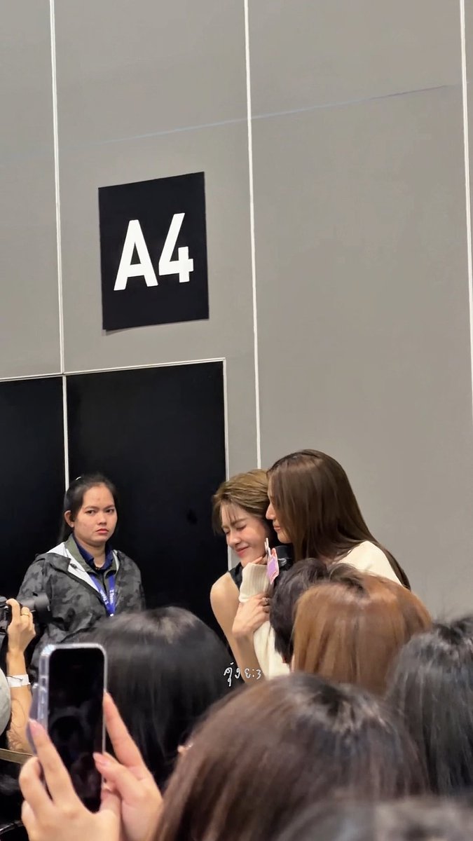🧡: ทักไปถามคิดถึงมั้ยไม่ตอบ 💜: ตอบ! พี่มี่แหล่ะไม่ตอบ 🧡: ตอบ! 💜: แล้วทำไมไม่โทรมา 🧡: โทรหรอ บ้าหรอ ถามว่าคิดถึงมั้ย ไม่ตอบ 💜: ไม่เห็นมีเลย unsend อะดิ่ (แวะถ่ายรูป นึกว่าจะจบละ) 💜: ไม่ใช่ไลน์ มันคือในไอจี นี่พิมพ์ไปว่าเค้าเห็นแล้วคับ บี๋ลบได้เลย 🧡: แล้วนี่พิมพ์ว่าคิดถึงเค้ามั้ย เตง(?)ไม่ตอบ EMIBONNIE ANY HAPPY FAMILY #GMMTVFANIVAL2026HappyFamilyxEB