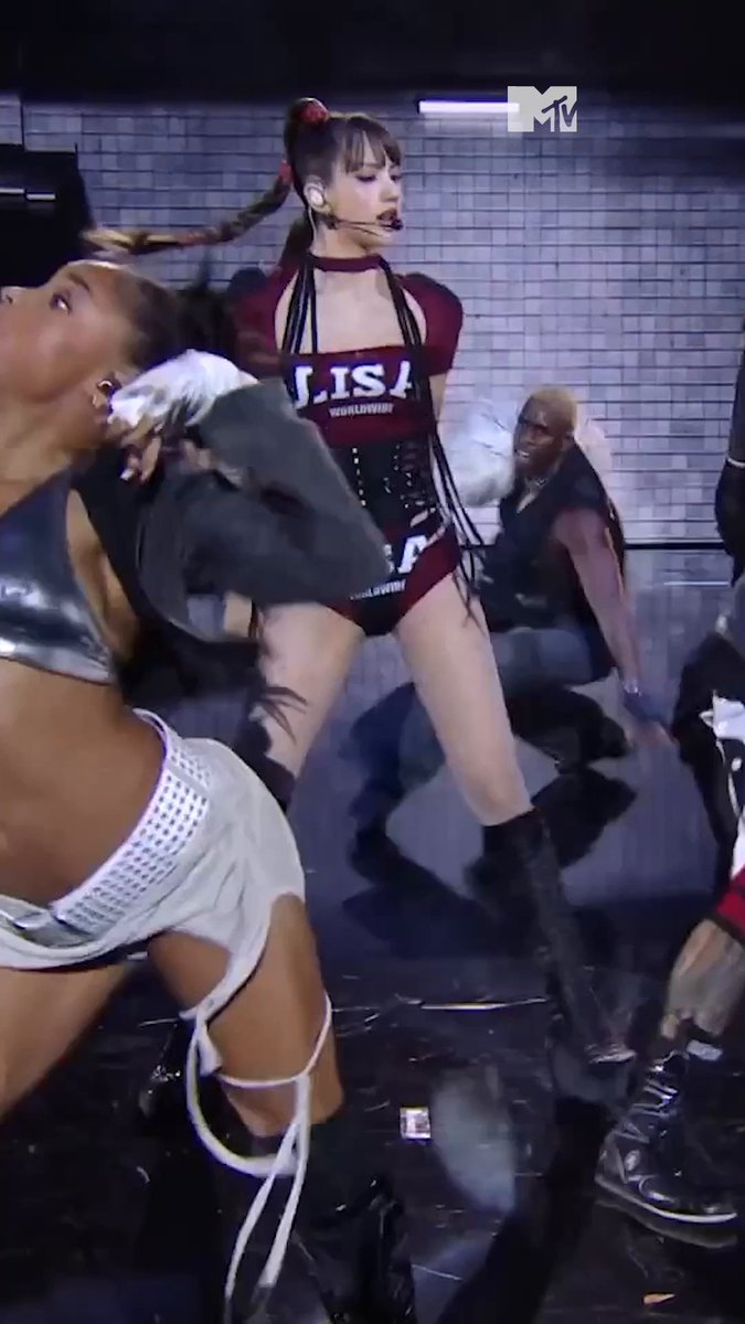 LA! LA! LISA! LA!! DIVA!!! desculpa, ainda não superei a Lisa no #VMAs
