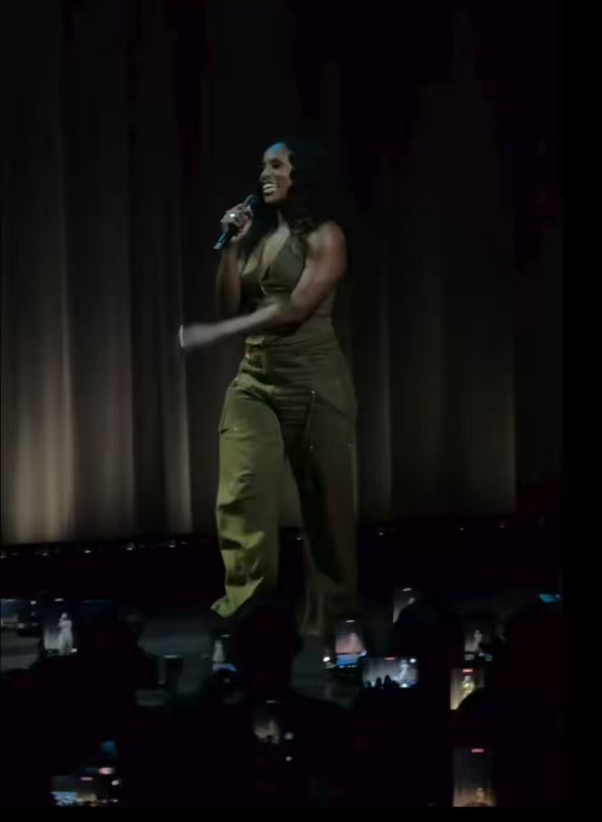 Not Issa performing Broken 🐱 as her entrance at the Insecure 10th Anniversary event!😂 She did what needed to be done!! Ugh miss this show sm