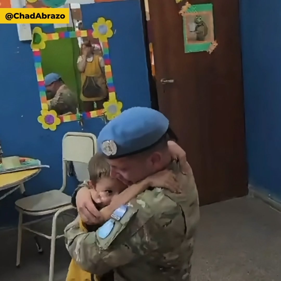 Esta es la reacción de un niño Argentino al encontrarse con su papá después de un tiempo trabajando para la Patria ¡Hermoso momento! 🇦🇷
