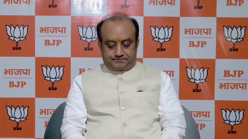 आज महामहिम राष्ट्रपति महोदया ने INDI गठबंधन के नेताओं को मिलने का समय दिया था। राहुल गांधी और उनके नेतृत्व में INDI गठबंधन के नेता पिछले कई दिनों से अनर्गल आरोप और निराधार प्रदर्शन कर रहे हैं। महामहिम राष्ट्रपति महोदया के बारे में यह कहना कि उन्होंने राहुल गांधी के आरोपों को स्वीकार कर लिया है, विचित्र है और इसमें सच से अधिक सियासत की गंध आती है। राहुल गांधी लगातार देश की संवैधानिक संस्थाओं को अपनी राजनीति का शिकार बनाने का प्रयास कर रहे हैं। आज ऐसा प्रतीत होता है कि उन्होंने सारी सीमाएँ पार कर दी हैं। जब उन्होंने देश के सर्वोच्च राजनीतिक संस्था राष्ट्रपति, राष्ट्रपति कोई व्यक्ति नहीं बल्कि देश की सर्वोच्च राजनीतिक संस्था है उनसे मुलाक़ात को भी अपनी राजनीति एक उपकरण बनाने के प्रयास किया। वास्तव में मुलाकात के दौरान क्या बात हुई, यह तो वहाँ मौजूद व्यक्ति ही बता सकता है। लेकिन जिस समय राहुल गांधी यह बयान दे रहे थे, उनके साथ खड़े नेताओं की भाव-भंगिमाएँ और चेहरे के भाव स्पष्ट संकेत दे रहे थे कि कही जा रही बातों का संभवतः सच्चाई से कोई सरोकार नहीं था। इससे पूर्व भी राहुल गांधी सर्वोच्च न्यायालय के वक्तव्य तो अपने हिसाब से तोड़ मरोड़ कर चौकीदार चोर है का प्रमाण बता कर माफ़ी माँग चुके हैं। अतः सर्वोच्च न्यायालय, चुनाव आयोग और अब राष्ट्रपति जैसे पद को भी अपनी राजनीति का शिकार बना रहे हैं। पूरा वीडियो देखें: