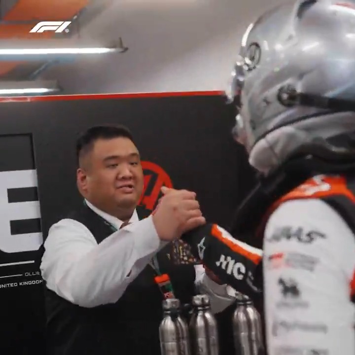 Ollie and Linus, the Briton's driver last year, share a handshake in the garage 🤜🤛 #F1 #SingaporeGP TGR Haas F1 Team