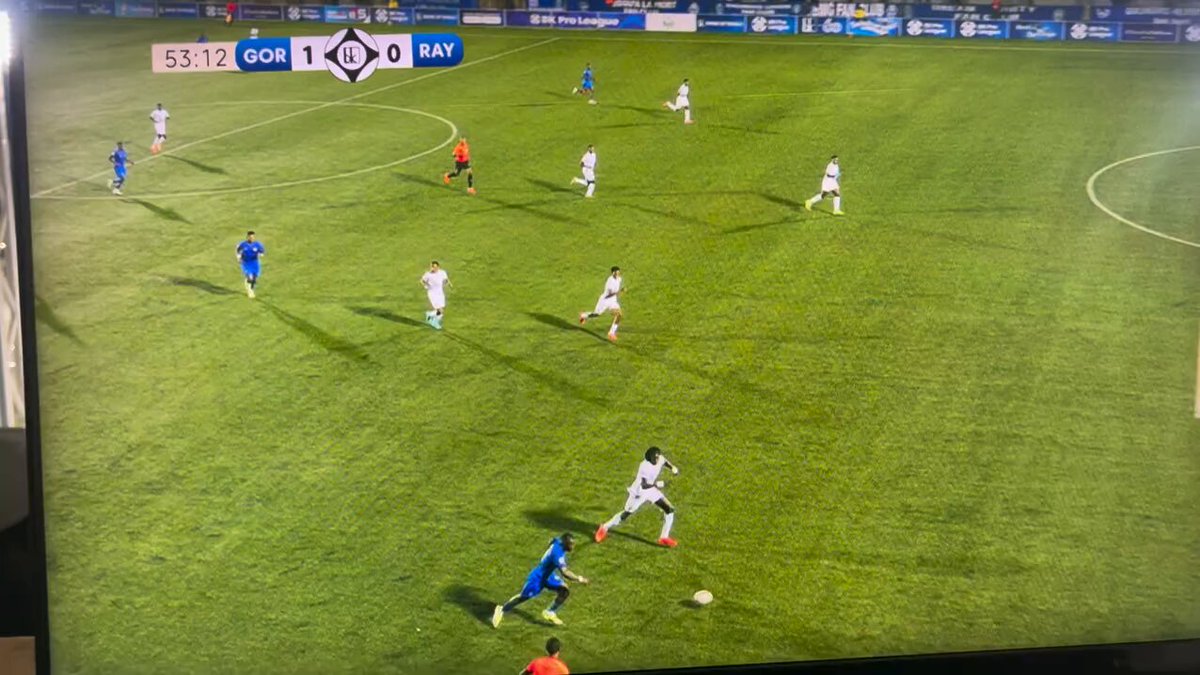 Mureke tuvugishe ukuri uwavuga ko uyu mukinnyi bamwishyuye ngo atsindishe rayon yaba abeshye koko gute aho gutera hanze utera mu izamu Koko uyu muniga arambabaje 53’ Goaaaaaalllllll Gorilla FC 1-0 Rayon Sports ⚽️ Nshuti Didier (og) Iyi murera 🔵⚪️ ko mbona intangiriro za shampiyona zikomeje kuyigora se❔👀