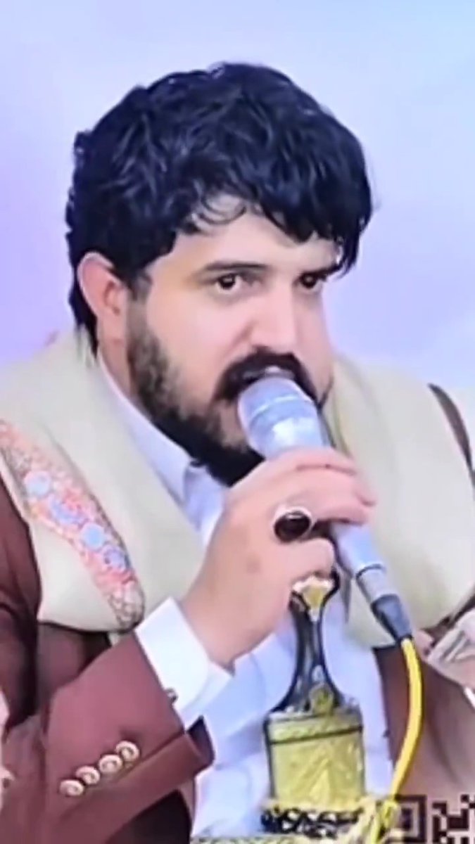 أما هذا المبدع، صاحب الحنجرة الاستثنائية، فلا شبيه لصوته ولا منافس لإبداعه.. ما شاء الله تبارك الله 💚 صوتٌ أراه، في اعتقادي، الحنجرة الذهبية الأولى عربيًا، بأداءٍ يأسر القلوب ويخطف الألباب، وحضورٍ فريد لا يُضاهى. كل التحية والتقدير لك يا أبا حمزة الحنفاشي 🎙️❤️