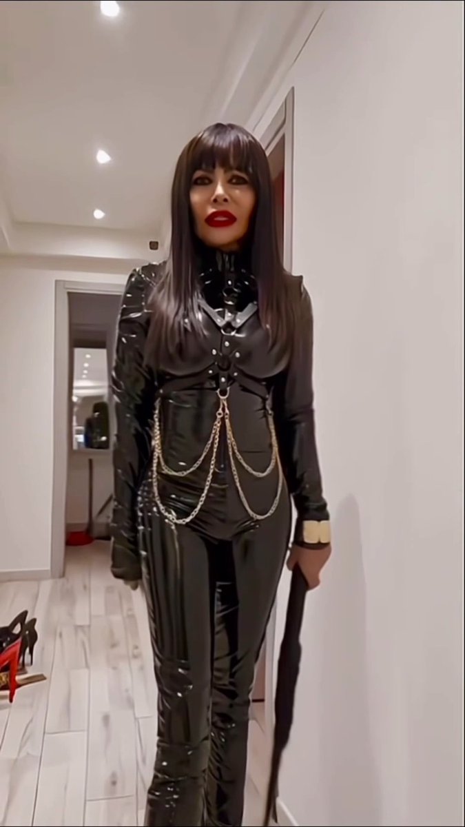 In riga, schiavi. 👑 Lady Moira è arrivata, e la frusta non è un ornamento. In ginocchio, ai miei piedi. Qui comando io… e chi sfida le mie regole scoprirà quanto so essere severa. 🔥 #LadyMoira #Padrona #Mistress #FemDom