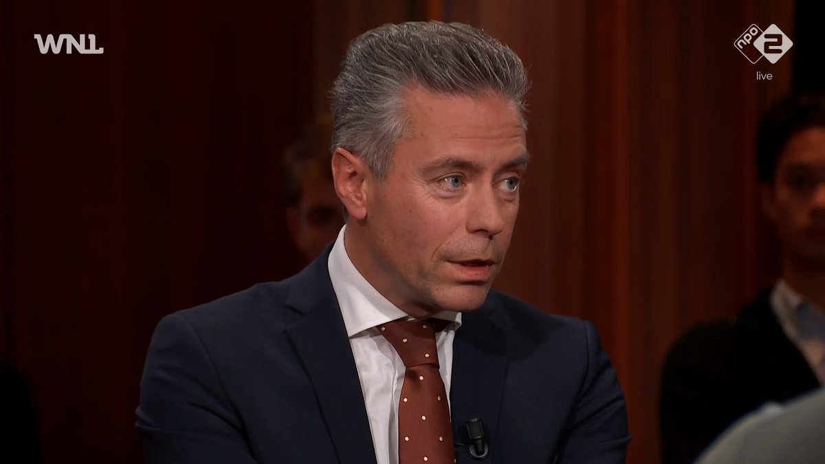 De regenboogvlag is volgens SGP-leider Chris Stoffer polariserend en werd daarom door hem "maximaal politiek" gemaakt. "Dat snijdt mij echt door de ziel", reageert communicatiestrateeg Simon den Haak. "Er is veel te weinig activisme. Die jongeren verdienen te horen dat ze geliefd zijn zoals u ook uw naasten liefheeft." #WNL
