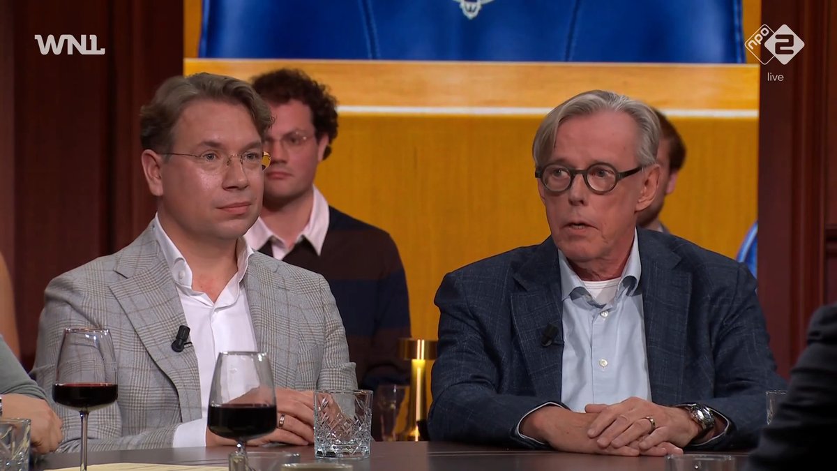 Van een CDA-minister hoorde voormalig VVD-campagnestrateeg Henri Kruithof dat die partij als haren op het hoofd spijt had van het binnenhalen van de VVD. Als het aan hem ligt, stapt de VVD uit het kabinet. "Ik vind eigenlijk dat de VVD al niet in het kabinet had moeten zitten. Het probleem voor Dilan Yeşilgöz is dat ze zaken moet doen met Progressief Nederland, over rechts gaat dat niet lukken." #WNL