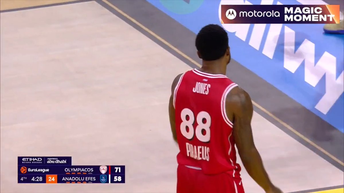 From big to big! Jones getting Sunel excited 🔥 #MotorolaMagicMoment motorola I Kosner Baskonia