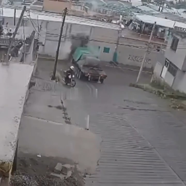 Un tráiler con plataforma presuntamente se quedó sin frenos y terminó impactándose contra la pared de un laboratorio farmacéutico. Los hechos ocurrieron en San Francisco Chilpan, en el municipio de #Tultitlán, #EdoMéx. #Video 🎥👇🏽