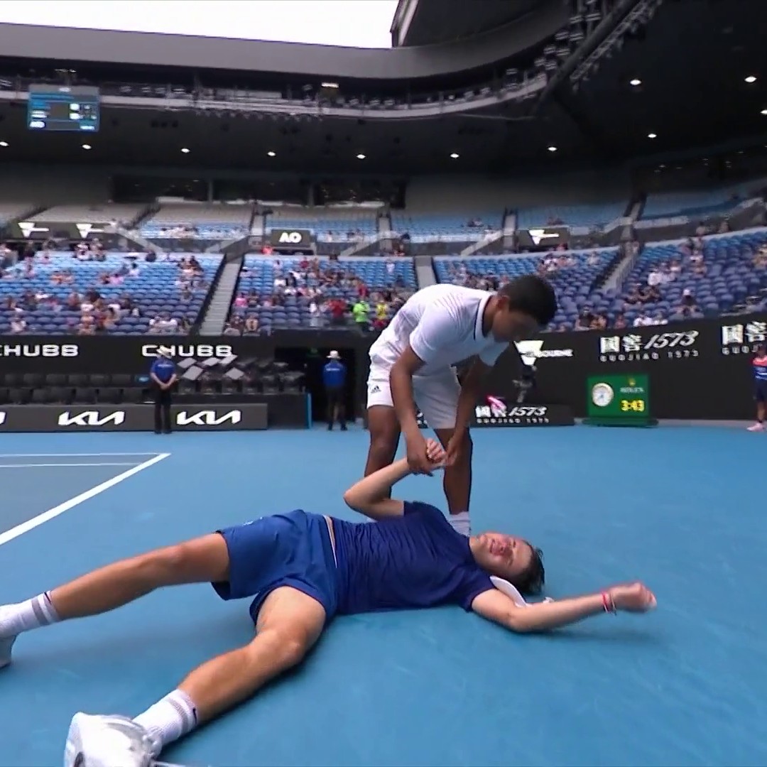 Hablando del Australian Open, se que pocos se acuerdan de la dramática final junior de 2022, donde a Jakub Mensik lo tuvieron que sacar en silla de ruedas inmediatamente después de perder por fuertes calambres. El campeón fue Bruno Kuzuhara, hoy 680 ATP.
