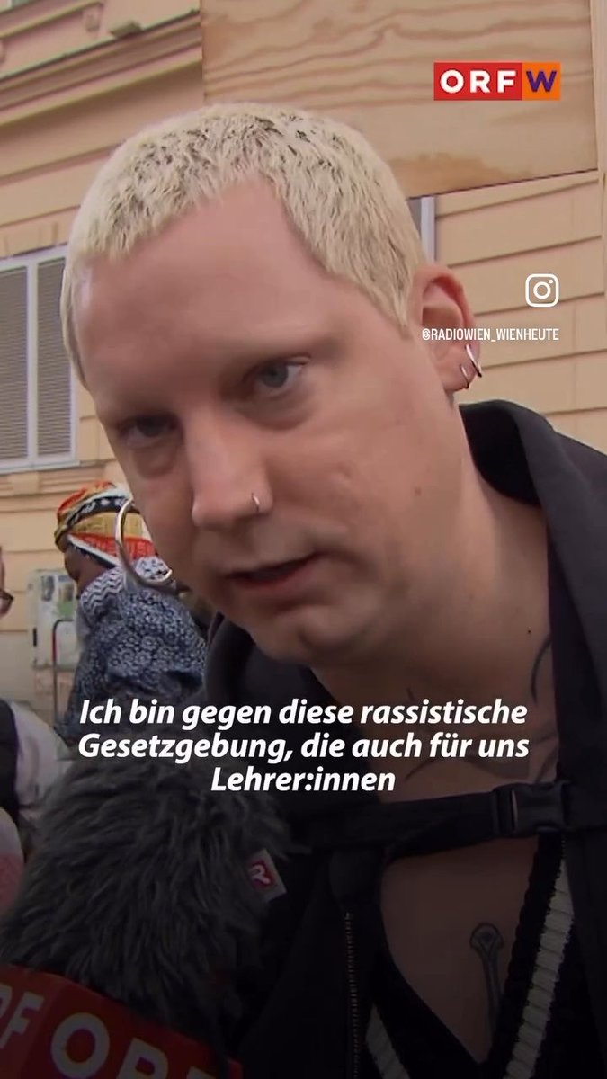 In Wien demonstrieren Linke und Moslems gemeinsam gegen das Kopftuchverbot. Wer ein Kopftuch tragen will, kann das in einem islamischen Land tun. Wir lehnen das Symbol für die Unterdrückung der Frau und des politischen Islams ab.