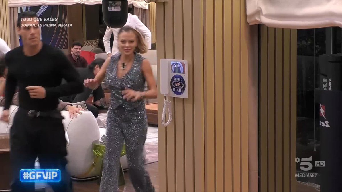 Questo ingresso 😂 #GFVIP