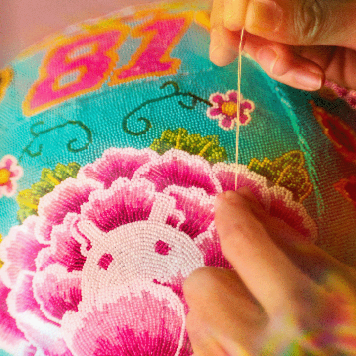"Nothing is just decoration. Everything carries meaning." ~ Angeline Kong 🌸 Android brought the centuries-old craft of Peranakan beadwork together with the world of racing—and the result is Oscar Piastri's stunning custom Singapore Grand Prix helmet 🏁 Go behind the design with the artists who made it and discover the meaning woven into every motif 🧑🤝🧑