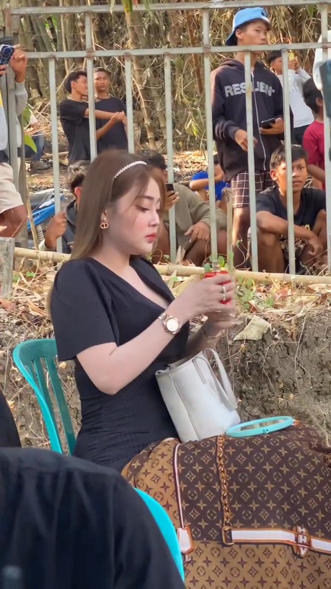 gagal fokus sama yg di belakang kaka biduan cantik ini si, mereka kek anak SMP gasi, wajahnya loh masi kelihatan muda gitu tapi masa nonton dangdut pake koloran deh😭