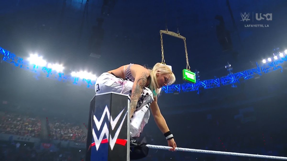 Sol Ruca with a PERFECT moonsault AND lands on her feet! 👏