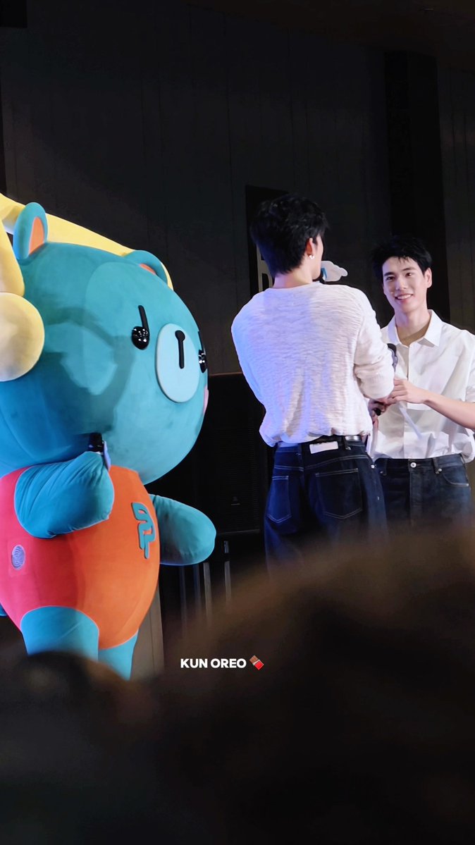 Q: เมื่อไหร่จะเพิ่มค่าขนมให้พิเพิ่มจ๊ะ? 🎧: ก็พ่อพ่อท่านปอนด์ให้พิเพิ่ม 20 บาทเองอะ 🐻: ฝึกความประหยัด อนาคตจะได้มีเงินเก็บเยอะๆ จะได้ร่ำรวย 🎧: แต่เวลาพิเพิ่มไปรร.พิเพิ่มเจอพี่เมต้า เจอพี่ซัง เจอทุกคน แล้วพิเพิ่มก็ดูเงินในมือตัวเองอ่า(🥹) 🐻: ทำไมถึงตัดพ้อได้น่าเศร้าขนาดนี้(😆) 🐼: เราใช้หลักการเศรษฐกิจพอเพียง ภูมิใจกับสิ่งที่ตัวเองมี… 🎧: ไม่เป็นไร 20 บาทก็เอิ่ม…ข้าวเหนียว 1 หมูปิ้ง 1 อยู่ได้คับ อยู่ได้~(😭) . 🐼: เราอย่าไปเปรียบเทียบกับคนที่เค้ามีมากกว่าเรา . 🎧: ให้แฟลรี่กินมันหมูปิ้งข้างบนก็ได้(😂) PPP FAM FANIVAL FANSIGN #GMMTVFANIVAL2026HappyFamilyxPP #ปอนด์ภูวินทร์ #PondPhuwin #Permpoon